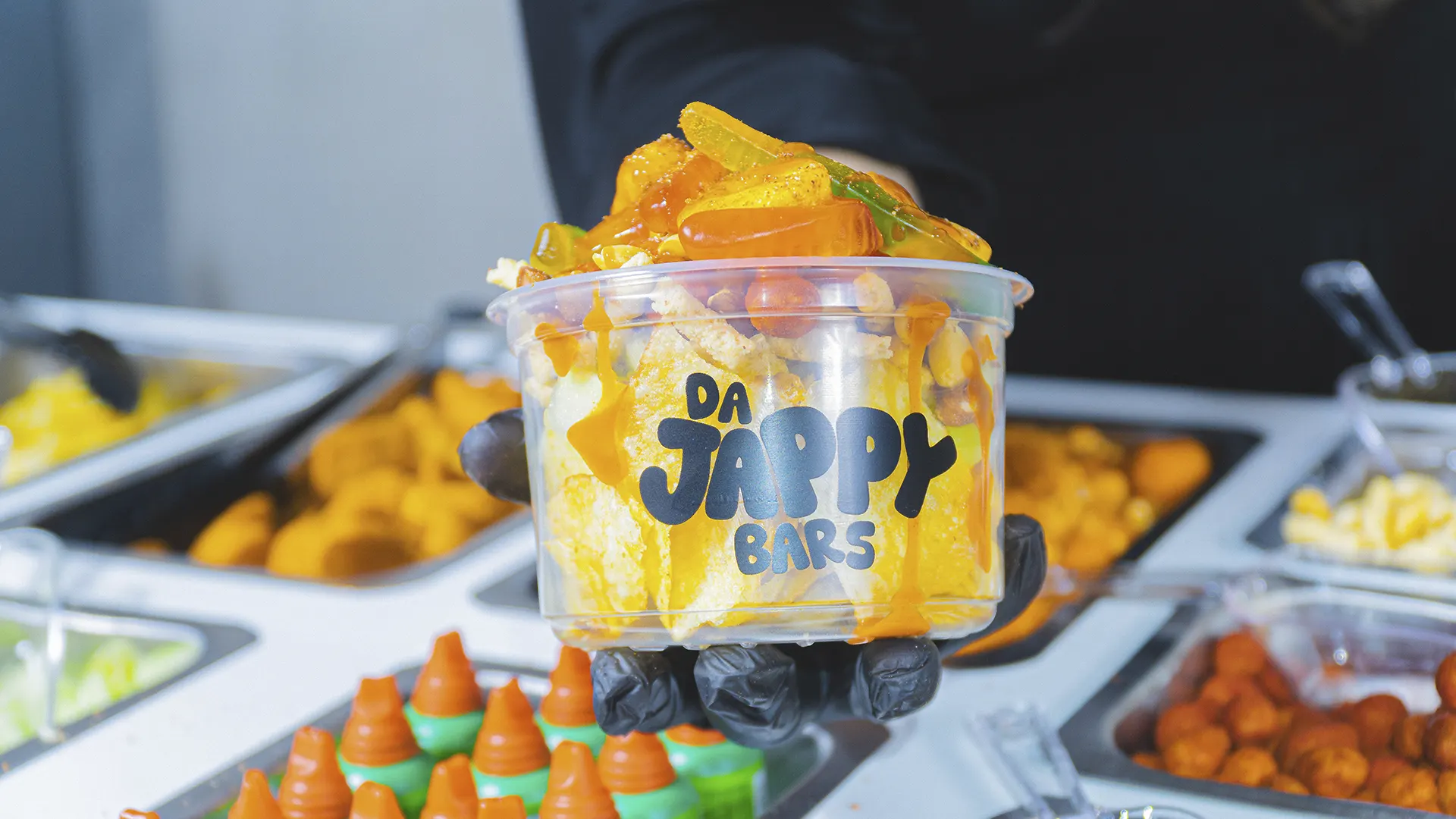 Vaso de snacks armado con papitas, gomitas y chamoy
