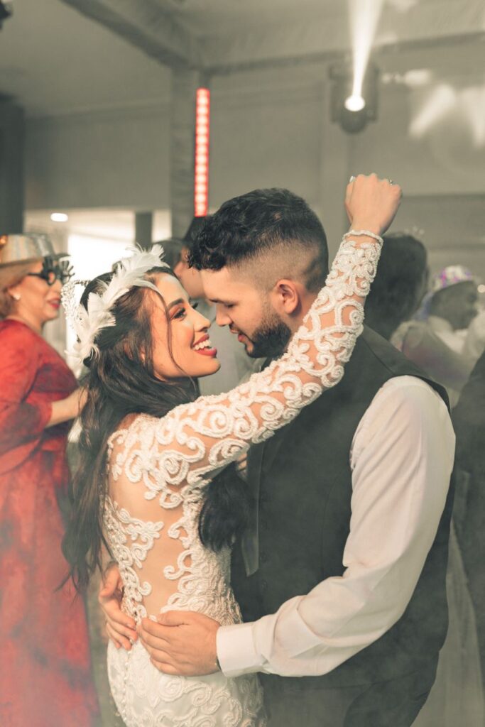 Pareja de novios bailando en su boda