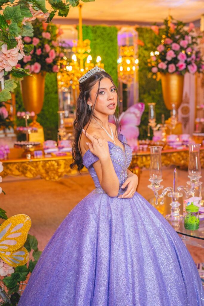 Quinceañera con vestido morado en su fiesta de XV años